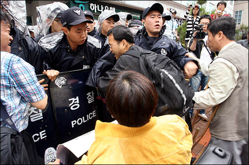 한국장애인단체총연맹과 장애인부모회 등 18개 장애인단체 소속 회원들은 16일 오전 서울 여의도 이명박 전 서울시장 사무실 앞에서 기자회견을 열고 "이 전시장은 '장애아 낙태' 발언에 대해 사과하라"고 요구했다. 사진은 이 전 시장 사무실 진입을 시도하는 회원들을 경찰이 막고 있는 모습. 